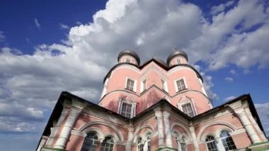 Donskoy Manastırı hareket eden bulutlara karşı. Bölgedeki ortaçağ Rus kiliseleri - manastır 1591 yılında kuruldu ve bir kale olarak kullanıldı. Moskova, Rusya  