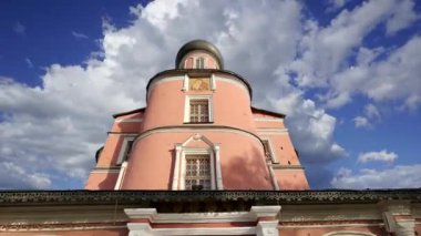Donskoy Manastırı hareket eden bulutlara karşı. Bölgedeki ortaçağ Rus kiliseleri - manastır 1591 yılında kuruldu ve bir kale olarak kullanıldı. Moskova, Rusya  