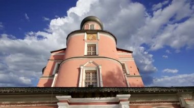 Donskoy Manastırı hareket eden bulutlara karşı. Bölgedeki ortaçağ Rus kiliseleri - manastır 1591 yılında kuruldu ve bir kale olarak kullanıldı. Moskova, Rusya  