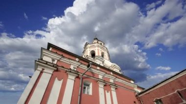 Donskoy Manastırı hareket eden bulutlara karşı. Bölgedeki ortaçağ Rus kiliseleri - manastır 1591 yılında kuruldu ve bir kale olarak kullanıldı. Moskova, Rusya  