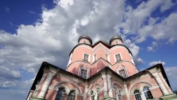 Donskoy Manastırı Hareket Eden Bulutlara Karşı Bölgedeki Ortaçağ Rus Kiliseleri — Stok video