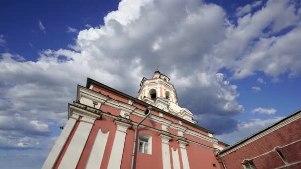 Klasztor Donskoy Przeciwko Ruchomym Chmurom Średniowieczne Kościoły Rosyjskie Tym Terenie — Wideo stockowe