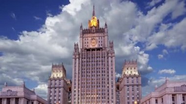 Rusya Federasyonu Dışişleri Bakanlığı hareketli bulutlara karşı, Smolenskaya Meydanı, Moskova, Rusya  