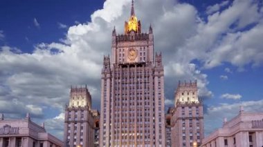 Rusya Federasyonu Dışişleri Bakanlığı hareketli bulutlara karşı, Smolenskaya Meydanı, Moskova, Rusya  