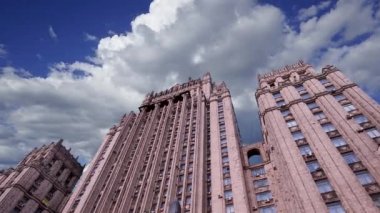 Rusya Federasyonu Dışişleri Bakanlığı hareketli bulutlara karşı, Smolenskaya Meydanı, Moskova, Rusya  