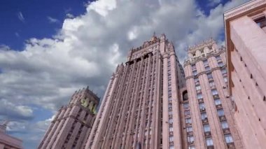 Rusya Federasyonu Dışişleri Bakanlığı hareketli bulutlara karşı, Smolenskaya Meydanı, Moskova, Rusya  