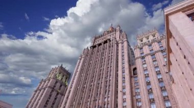 Rusya Federasyonu Dışişleri Bakanlığı hareketli bulutlara karşı, Smolenskaya Meydanı, Moskova, Rusya  