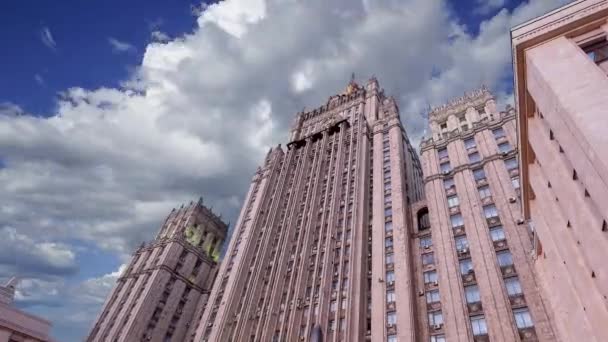Rusya Federasyonu Dışişleri Bakanlığı Hareketli Bulutlara Karşı Smolenskaya Meydanı Moskova — Stok video