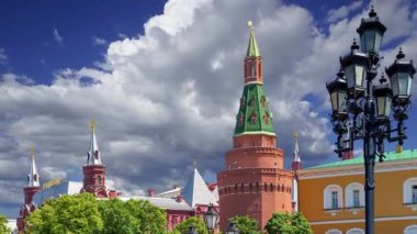 Moskova Kremlin hareket eden bulutlara karşı, Rusya. UNESCO Dünya Mirası Alanı 