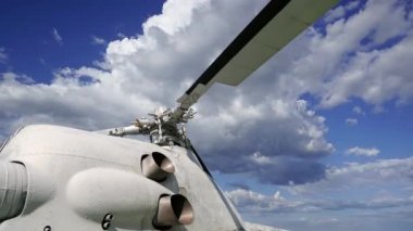 Rotor 'un detayları ve modern askeri helikopterlerin bir kısmı hareket halindeki bulutlara yakın.     