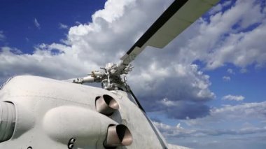 Rotor 'un detayları ve modern askeri helikopterlerin bir kısmı hareket halindeki bulutlara yakın.     