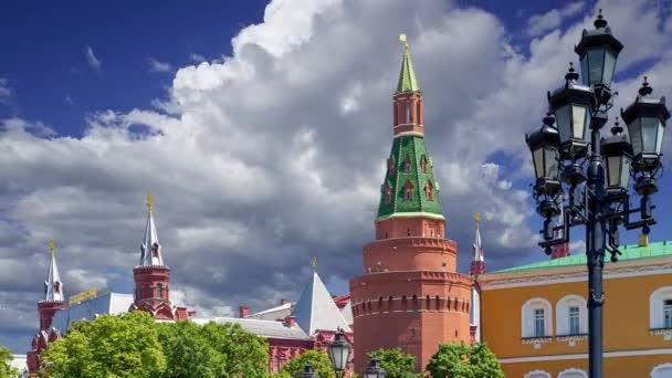 莫斯科克里姆林宫对着移动的云彩 俄罗斯 教科文组织世界遗产场址 — 图库视频影像