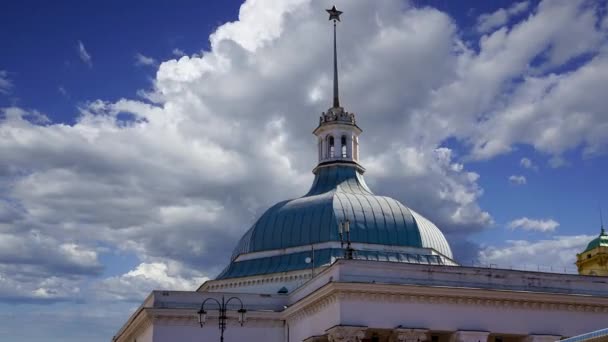 Σταθμός Μετρό Komsomolskaya Γραμμένο Στα Ρωσικά Κοντά Στο Σιδηροδρομικό Σταθμό — Αρχείο Βίντεο