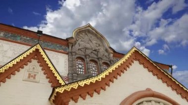 Devlet Tretyakov Galerisi (hareket eden bulutlara karşı), Rusya 'nın başkenti Moskova' da bir sanat galerisi. Galerinin tarihi 1856 'da başlıyor. 
