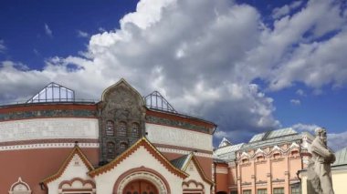 Devlet Tretyakov Galerisi (hareket eden bulutlara karşı), Rusya 'nın başkenti Moskova' da bir sanat galerisi. Galerinin tarihi 1856 'da başlıyor. 