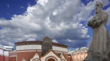 Devlet Tretyakov Galerisi (hareket eden bulutlara karşı), Rusya 'nın başkenti Moskova' da bir sanat galerisi. Galerinin tarihi 1856 'da başlıyor. 