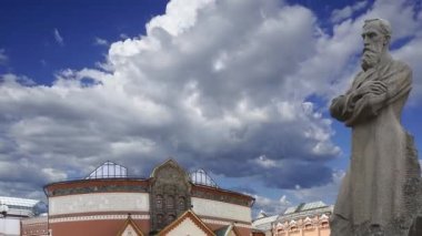 Devlet Tretyakov Galerisi (hareket eden bulutlara karşı), Rusya 'nın başkenti Moskova' da bir sanat galerisi. Galerinin tarihi 1856 'da başlıyor. 