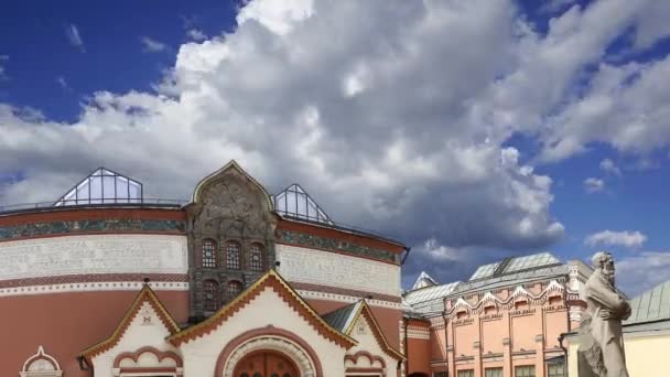 Państwowa Galeria Tretyakowa Przeciwko Poruszającym Się Chmurom Galeria Sztuki Moskwie — Wideo stockowe