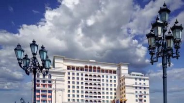 Manege Meydanı 'ndan (Kremlin yakınlarında) otelin önünde hareket eden bulutlara karşı. Moskova, Rusya 