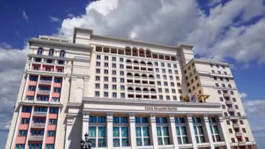 Manege Meydanı 'ndan (Kremlin yakınlarında) otelin önünde hareket eden bulutlara karşı. Moskova, Rusya 