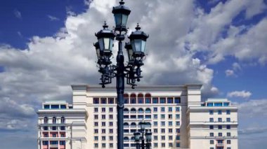 Manege Meydanı 'ndan (Kremlin yakınlarında) otelin önünde hareket eden bulutlara karşı. Moskova, Rusya 