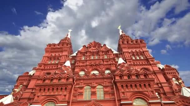 移動雲に対する歴史博物館 ロシア語で書かれた歴史博物館 赤の広場 モスクワ ロシア — ストック動画