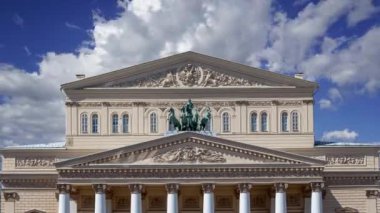 Bolşoy Tiyatrosu (Büyük, Büyük veya Büyük Tiyatro, Bolşoy olarak da hecelenir) hareket eden bulutlara karşı, Moskova, Rusya 