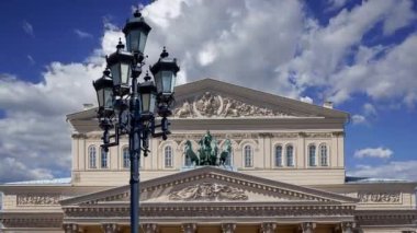 Bolşoy Tiyatrosu (Büyük, Büyük veya Büyük Tiyatro, Bolşoy olarak da hecelenir) hareket eden bulutlara karşı, Moskova, Rusya 