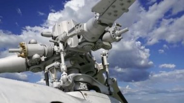 Rotor 'un detayları ve modern askeri helikopterlerin bir kısmı hareket halindeki bulutlara yakın.  