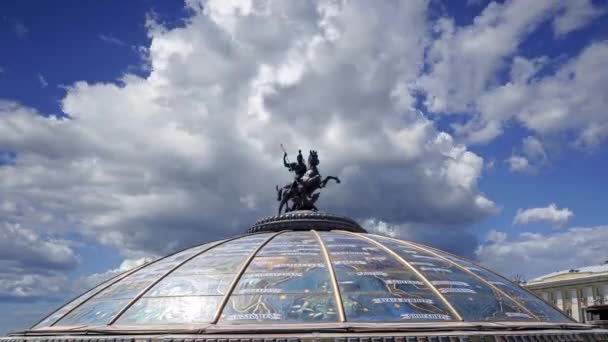 在飘扬的云彩中 威权广场 玻璃圆顶 顶部是圣乔治雕像 莫斯科的神圣守护神 俄文注册 世界著名城市的名称 俄罗斯 莫斯科 — 图库视频影像