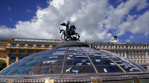 Hareket Eden Bulutlara Karşı Manege Meydanı Moskova Nın Kutsal Koruyucusu — Stok video
