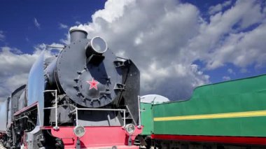 Hareketli bulutlara karşı antik buhar lokomotifi, Moskova, Rusya