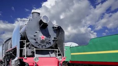 Hareketli bulutlara karşı antik buhar lokomotifi, Moskova, Rusya