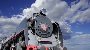 Hareketli bulutlara karşı antik buhar lokomotifi, Moskova, Rusya