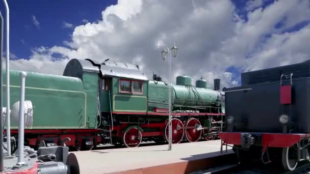 Αρχαία Ατμομηχανή Ενάντια Στα Κινούμενα Σύννεφα Μόσχα Ρωσία — Αρχείο Βίντεο