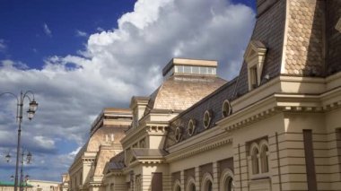 Hareketli bulutlara karşı Paveletsky demiryolu terminali Moskova, Rusya 'daki dokuz demiryolu terminalinden biridir. 