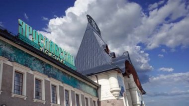 Yaroslavsky tren istasyonu (Rusça Yaroslavsky tren istasyonu) Moskova, Rusya 'daki hareket halindeki bulutlara karşı Moskova' daki dokuz ana tren istasyonundan biridir. 