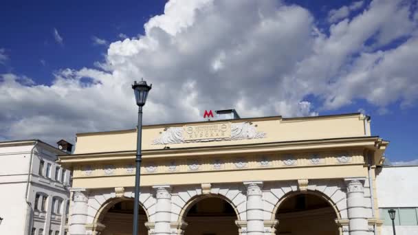 Station Métro Kurskaya Ligne Koltsevaya Contre Les Nuages Mouvants Moscou — Video