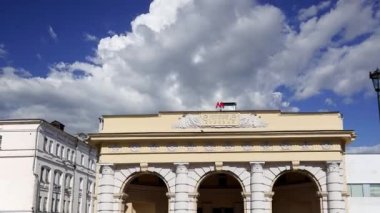 Metro istasyonu Kurskaya (Koltsevaya Hattı) hareket eden bulutlara karşı. Moskova, Rusya. 01.01.1950 'de açıldı. 