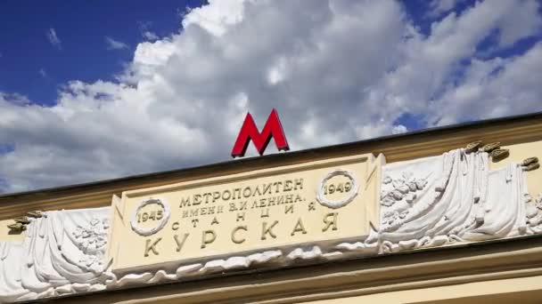 Stasiun Metro Kurskaya Jalur Koltsevaya Melawan Awan Yang Bergerak Moskow — Stok Video