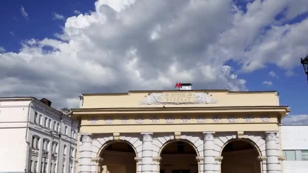 地铁站Kurskaya Koltsevaya Line 对着移动的云彩 莫斯科 俄罗斯 它于1950年1月1日开幕 列宁大都市 关于俄语的Kurskaya电台 — 图库视频影像