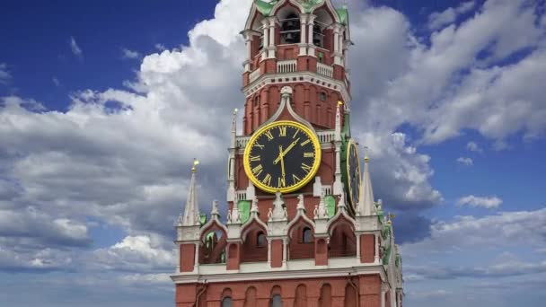 莫斯科克里姆林宫俄罗斯斯帕斯卡亚塔顶着移动的云彩 教科文组织世界遗产场址 — 图库视频影像