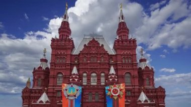 Tarihi Müze (Zafer Günü dekorasyonu), Kızıl Meydan, Moskova, Rusya cephesinde madalyalı ve kurdeleli pankartlar. Yazan Tarihi Müze ve Rusça Zafer 