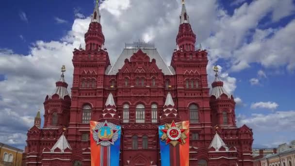 Banner Met Medailles Linten Gevel Van Het Historisch Museum Victory — Stockvideo