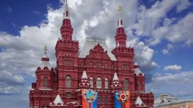 Tarihi Müze (Zafer Günü dekorasyonu), Kızıl Meydan, Moskova, Rusya cephesinde madalyalı ve kurdeleli pankartlar. Yazan Tarihi Müze ve Rusça Zafer 