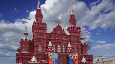 Tarihi Müze (Zafer Günü dekorasyonu), Kızıl Meydan, Moskova, Rusya cephesinde madalyalı ve kurdeleli pankartlar. Yazan Tarihi Müze ve Rusça Zafer 