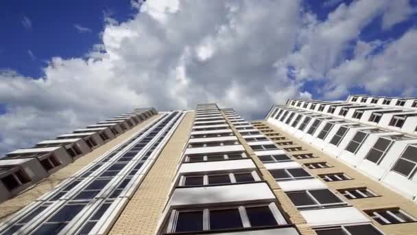 Hareket Halindeki Bulutlara Karşı Çok Katlı Bina Yeni Yerleşim Kompleksi — Stok video