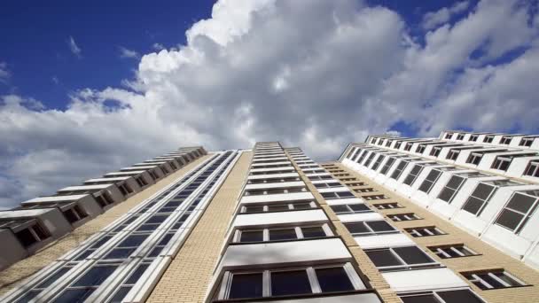 俄罗斯莫斯科正在建造的多层大楼 新住宅区 顶住不断移动的云彩 — 图库视频影像