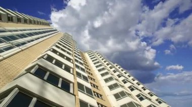 Hareket halindeki bulutlara karşı çok katlı bina (yeni yerleşim kompleksi) inşa ediliyor, Moskova, Rusya 