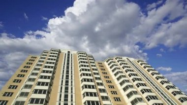 Hareket halindeki bulutlara karşı çok katlı bina (yeni yerleşim kompleksi) inşa ediliyor, Moskova, Rusya 